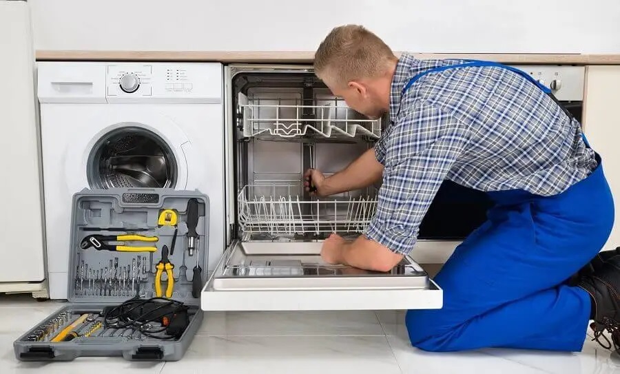 Arifiye Maytag servisi teknisyen ekibi beyaz eşya tamiri yaparken